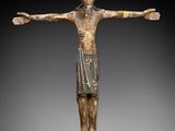 une statue en bronze représentant un homme les bras écartés