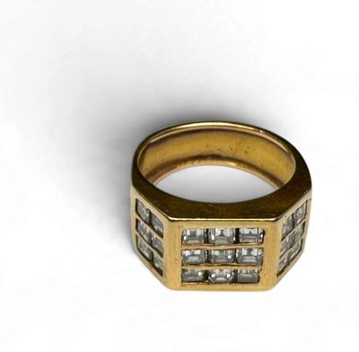 une image d'une bague en or avec des diamants sur un fond blanc