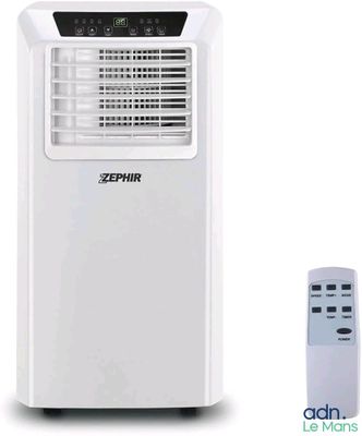 un climatiseur blanc posé à côté d'une télécommande