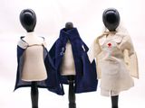 trois mannequins vêtus de manteaux et de vestes sur fond blanc