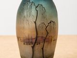 un vase sur lequel figure l'image d'un arbre