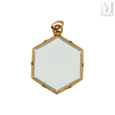 une image représentant une serrure hexagonale plaquée or