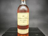 une bouteille de whisky posée sur une boîte noire