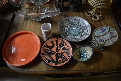 de nombreuses assiettes et bols posés ensemble sur une table