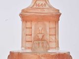 une petite fontaine surmontée d'une horloge