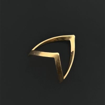 un gros plan d'un logo doré sur fond noir