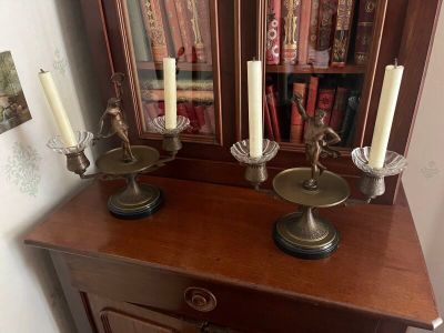 deux bougies posées sur une table
