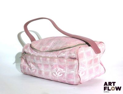 un sac rose muni d'une anse sur fond blanc