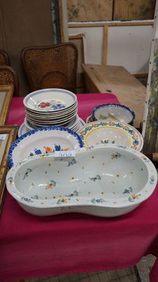 Faïence ancienne dont deux plats à barbe dont un recollé, un…