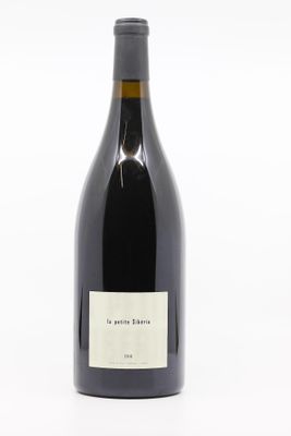 gros plan d'une bouteille de vin sur fond blanc