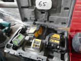 une photo d'une boîte à outils contenant des outils