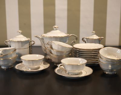 B&C, LIMOGES Partie de service à thé en porcelaine à filet d…