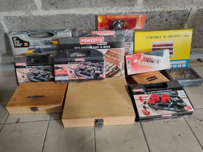 de nombreux outils de toutes sortes qui traînent par terre