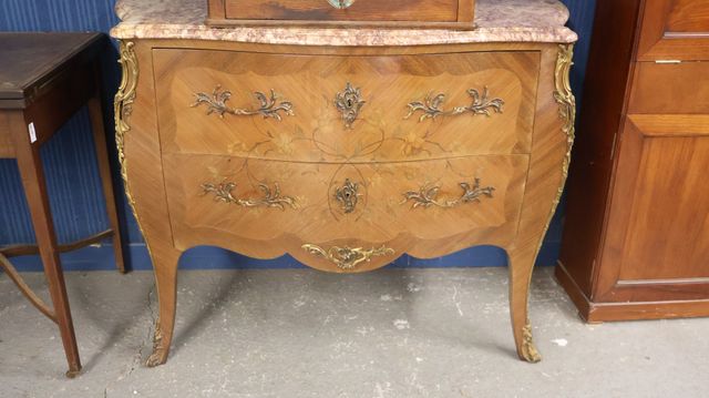 Commode galbée trois faces ouvrant à deux tiroirs, plateau marbre...