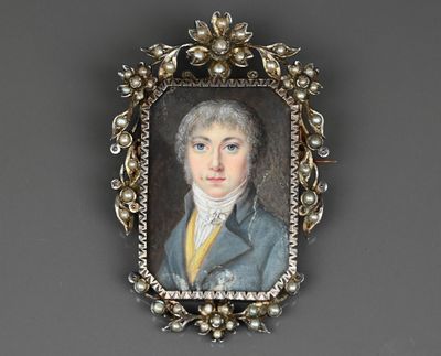 portrait d'un jeune homme vêtu d'un manteau bleu à col perlé