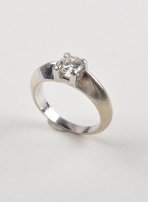 Bague jonc solitaire en or gris (750 millièmes) serti d’un d…