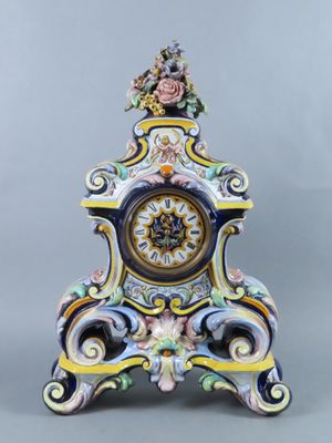 une horloge posée sur un meuble