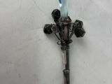 une image représentant une croix sur laquelle est posé un verre bleu