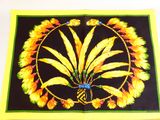 nappe jaune et noire ornée d'un ananas et de plumes