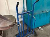 un diable bleu et un chariot bleu à côté d'une armoire bleue