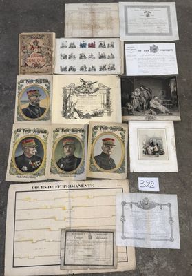 Il y a par terre quelques vieux papiers et des photos de militaires.