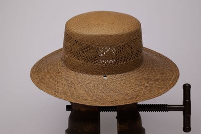 un chapeau posé sur un support, avec un autre chapeau posé dessus