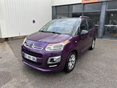 La Citrole violette est garée devant un immeuble