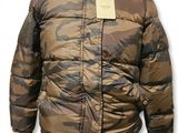 veste avec un imprimé camouflage sur le devant et une étiquette dans le dos