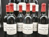 six bouteilles de vin sont alignées sur une table
