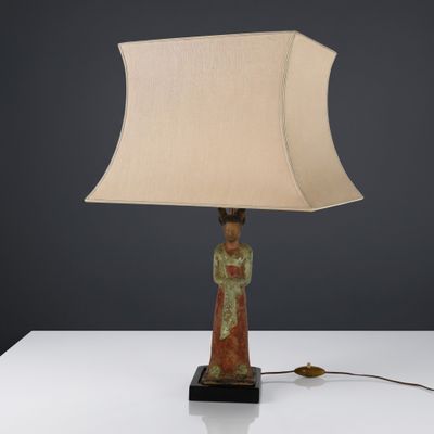 an image of a lamp that is sitting on a table