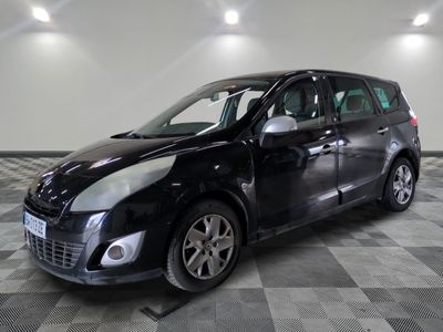la photo d'une petite voiture noire garée dans un garage