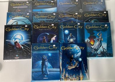 beaucoup de livres de la collection « Golden City » sur la table