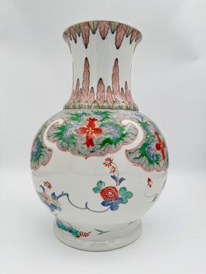 un vase blanc orné d'un motif floral