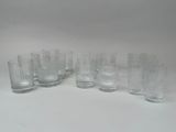 six verres sont alignés sur une surface blanche