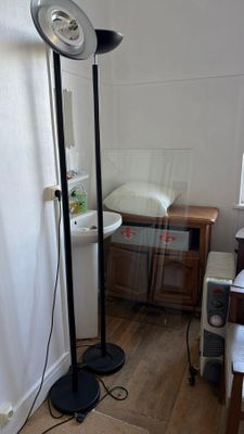 2 hallogènes, radiateur électrique, buffet en merisier