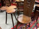 beaucoup de chaises et de tables dans un magasin
