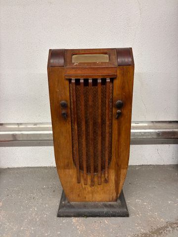 Meuble radio Radialva de forme oblongue, reposant sur un socle cu...