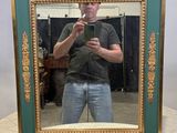 un homme se prenant en photo dans un miroir
