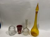 de nombreux objets en verre posés sur une surface blanche