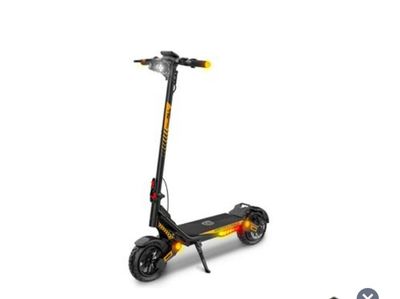 un scooter noir avec des roues jaunes et un guidon noir