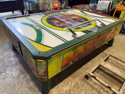 une table sur laquelle se déroule un match de hockey, dans une pièce