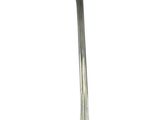 une cuillère en argent avec un manche, sur fond blanc