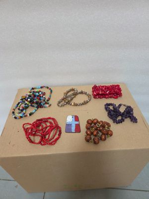 Lot de colliers, pendentif vintage en émail, bracelet.