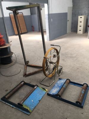 une pièce dans laquelle se trouvent une roue et une échelle