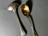 deux cuillères et une cuillère sur une table