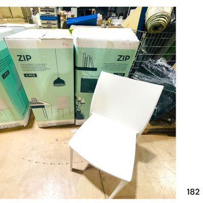 une chaise blanche posée devant une boîte