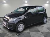 la petite voiture noire est garée sur un carrelage à carreaux