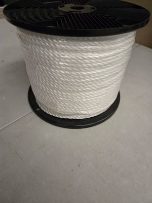une corde blanche surmontée d'une bobine noire