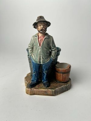 Pot à tabac Barbotine "Un marin debout près d'une corbeille"…