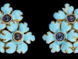 deux paires de boucles d'oreilles bleues et dorées sur fond noir